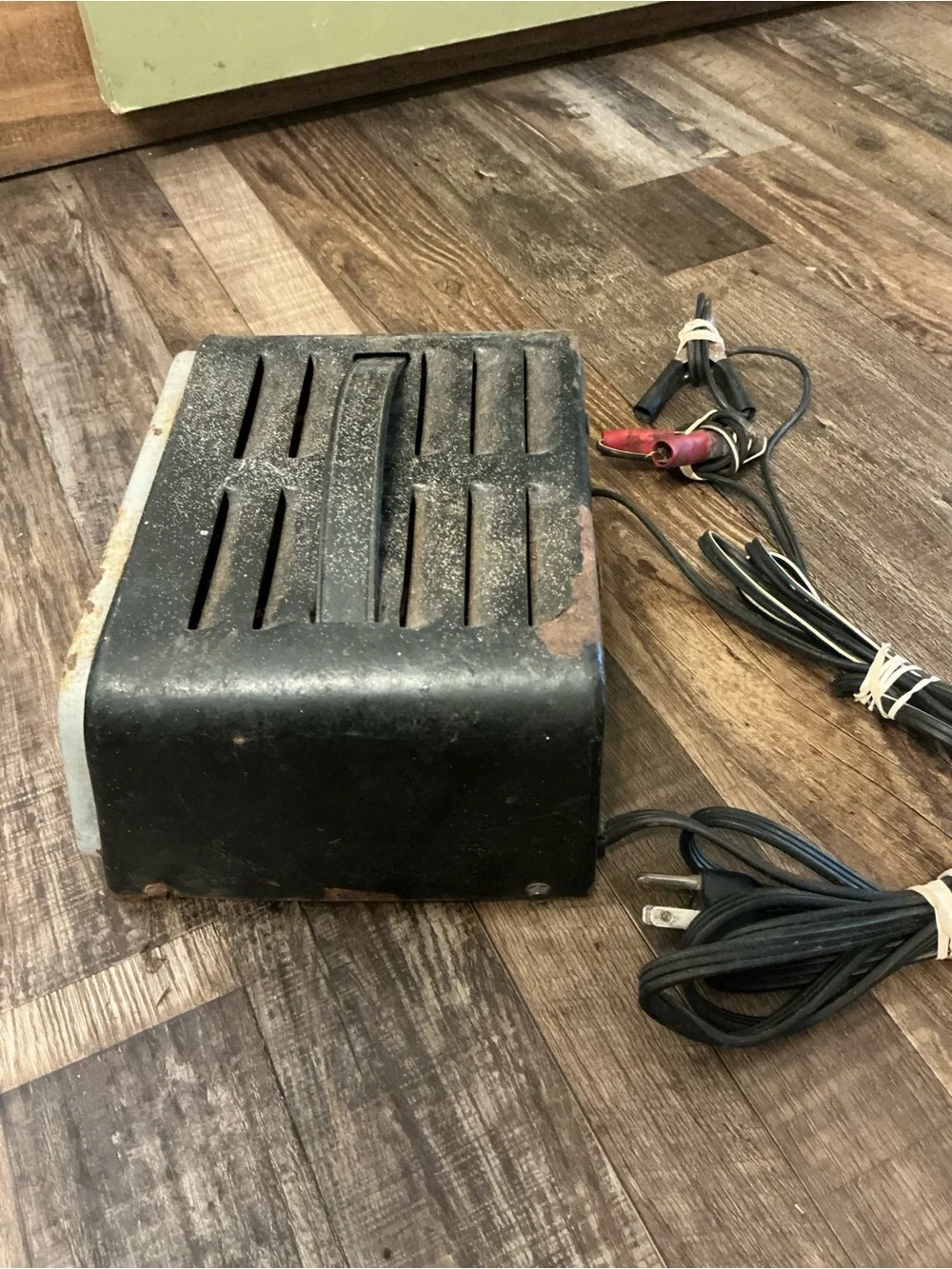 Schumacher 6/2 AMP Dual Rate 6/12 Volt Model SE-82-6 Battery Charger